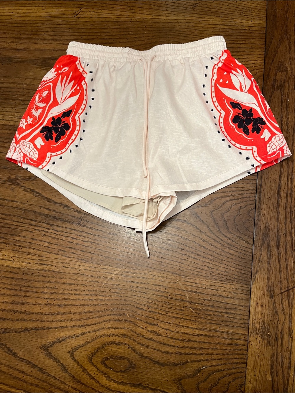 Seven Wonders Western Cream Drawstring Shorts, size medium